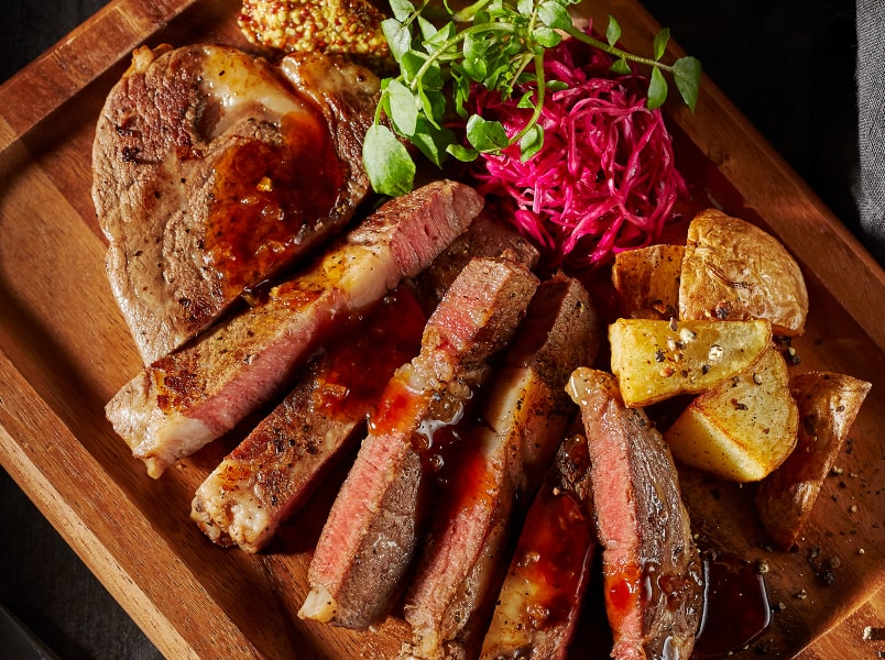 リブロースステーキ オニオンソースを添えて